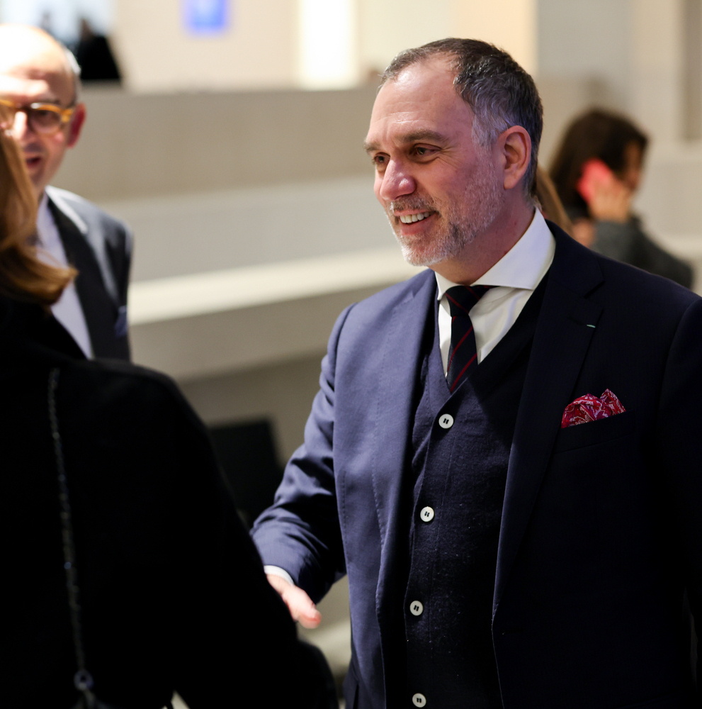 An exclusive network where art inspires decision-makers