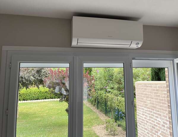 Climatisation réversible Daikin installée dans une pièce de vie par Calidus près du Quesnoy.
