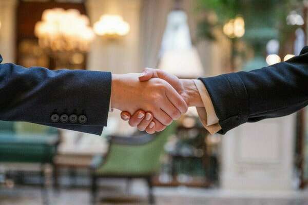 poignee_de_main_femmes