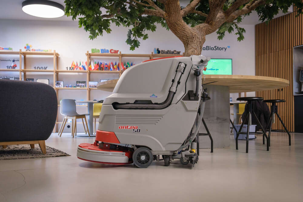 TEST DE L’AUTOLAVEUSE COMAC : UNE REVOLUTION POUR L’ENTRETIEN DURABLE