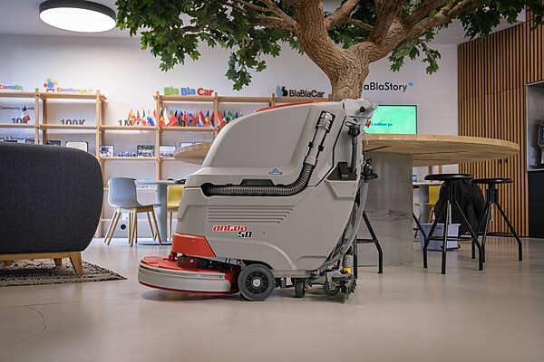 TEST DE L’AUTOLAVEUSE COMAC : UNE REVOLUTION POUR L’ENTRETIEN DURABLE