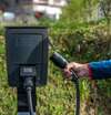 bornes recharge électriques dans stationnement vert