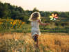 enfant calme dans un champ de fleurs