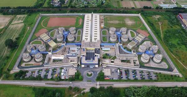 Un pied dedans, un pied dehors, à la prison de Val-de-Reuil