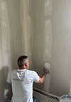 mur lisse plâtre en cours d'installation