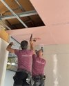 artisan expérimenté travaillant sur un chantier d’isolation
