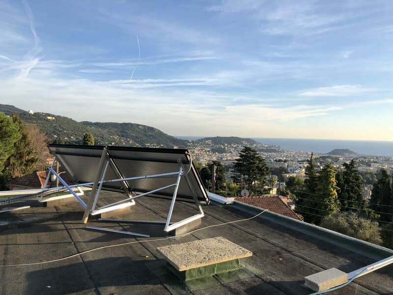 installation_panneaux_solaires_thermiques_sur_le_toit_villa_nice_inergies