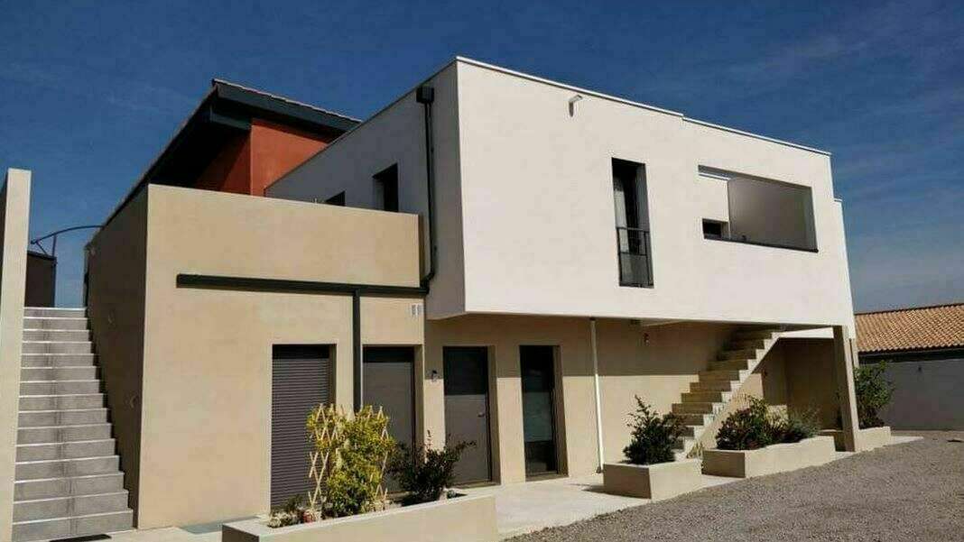 Depuis l'ouverture en 2018, Cosy Lodge reçoit de nombreux voyageurs. Professionnels, étudiants ou vacanciers, chacun y trouvant sa place à Cosy Lodge. Des appartements ( du studio au T3 ) entièrement équipés afin de convenir à un court comme un long séjour.
A 4 km d'une plage sauvage préservée et de la fameuse Cathédrale St PIERRE et PAUL du 12 et 13ème siècle, ce Lodge Cosy se situe en marge du village dans un quartier calme tout en étant proche des commerces, des arrêts de bus et de la gare SNCF. Location de vélos sur place.
Pour les familles, inutile de s'encombrer, il suffit de demander le matériel de puériculture lors de la réservation. Ce matériel est mis à disposition gratuitement.