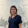 Portrait de Martine souriante sur fond neutre