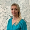 Portrait de Martine souriante sur fond neutre