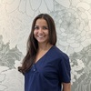 Portrait de Martine souriante sur fond neutre