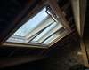 fenêtres de toit illuminant une pièce sous les combles