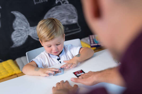 Hypnose et outils créatifs : une approche douce et puissante pour accompagner les enfants et les adolescents