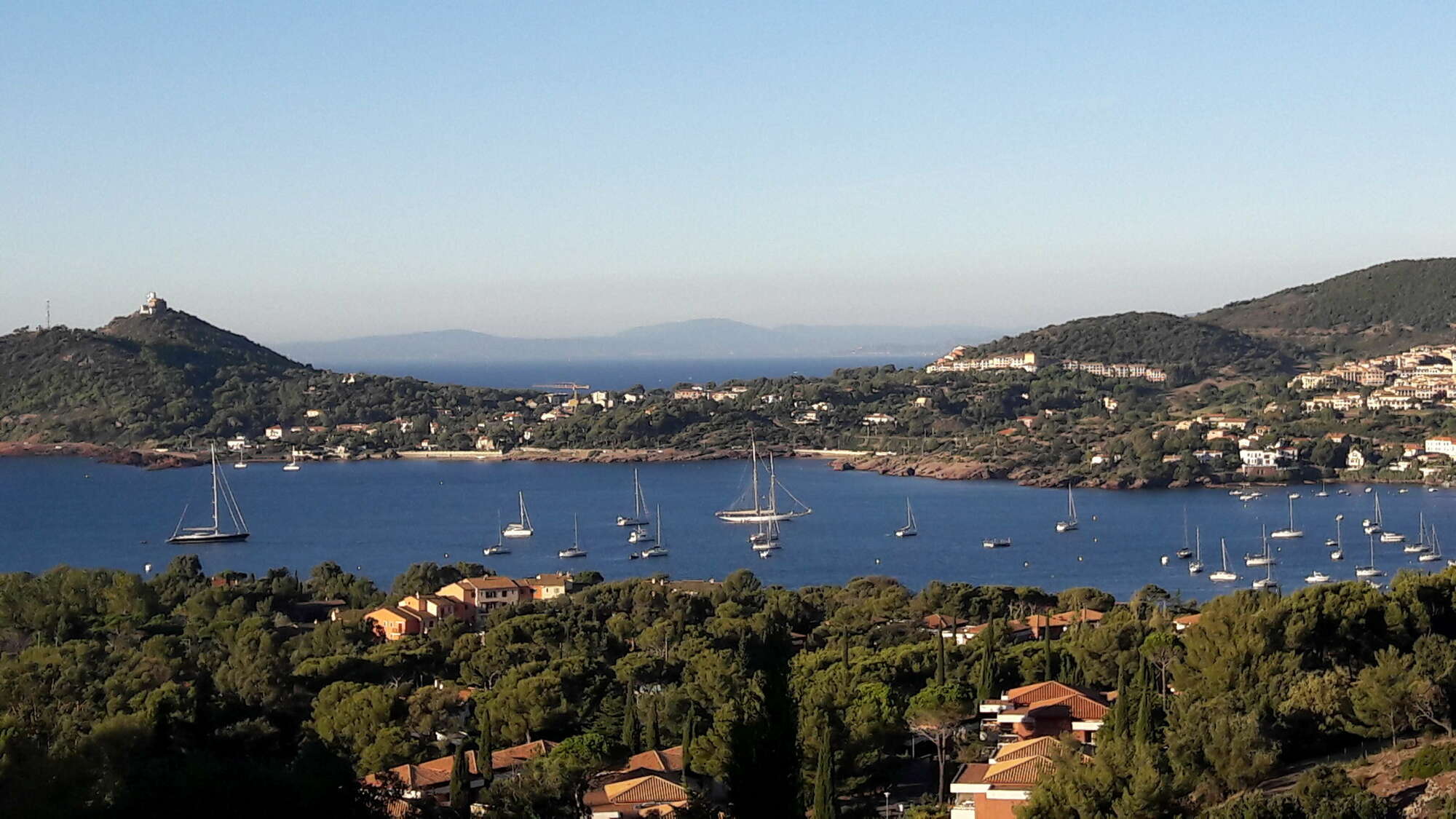 Vue sur la baie d'Agay et le massif de l'Esterel
