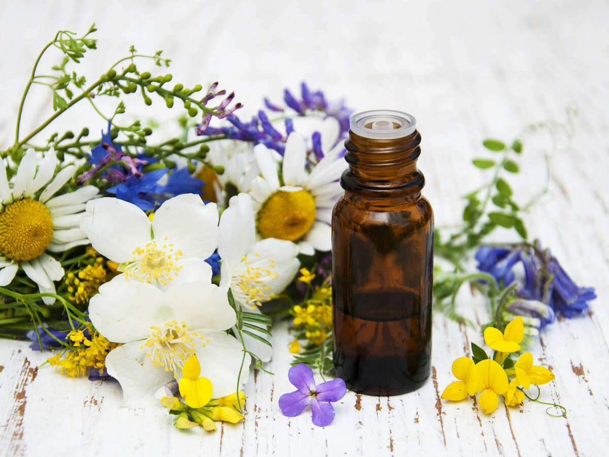 Flacon d'huile essentielle et fleurs des champs