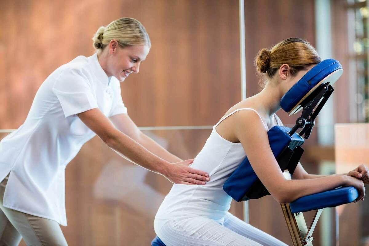Massage assis AMMA sur chaise ergonomique