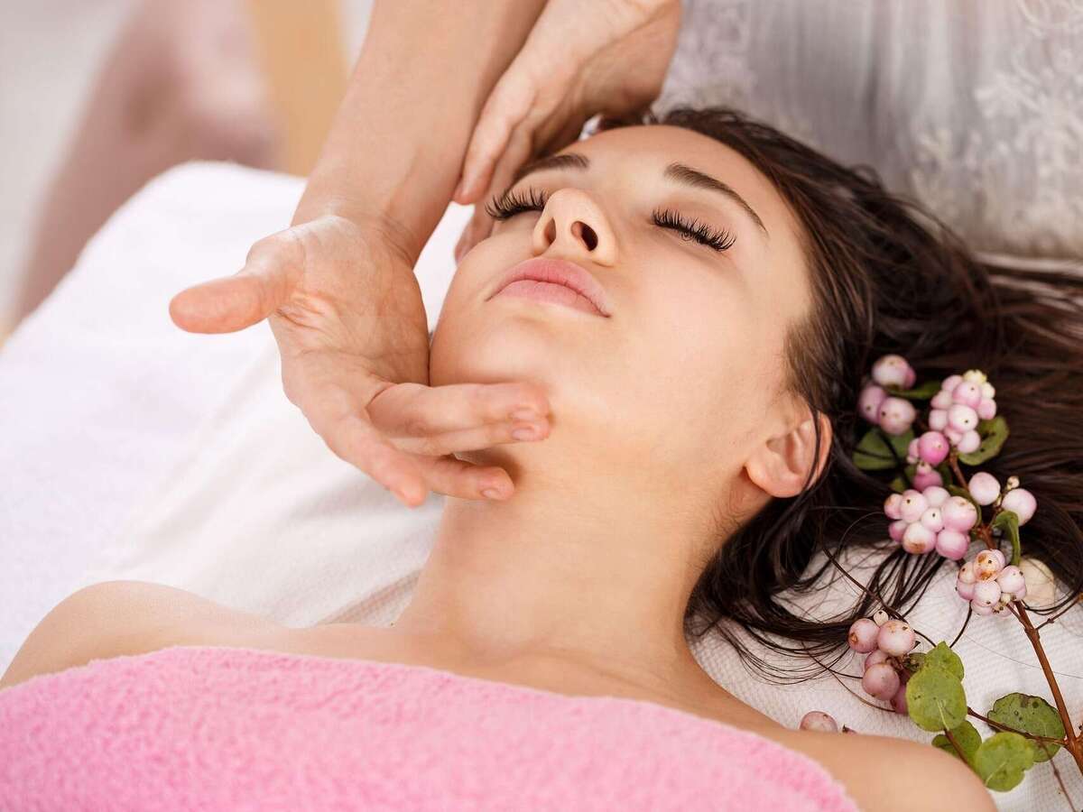 Massage japonais du visage, effleurages sur les joues