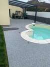 Plage de piscine en résine résistante et esthétique