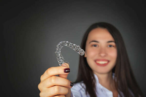 PRINCIPES ET AVANTAGE DU TRAITEMENT PAR GOUTTIERES DE TYPE INVISALIGN OU SPARK