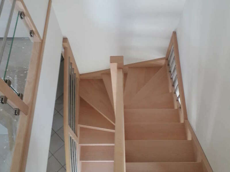 Escalier 2/4 tournants en hêtre, balustres tubes inox - No 14
