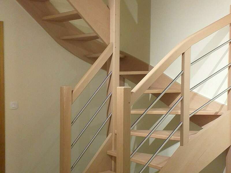 Escalier 2/4 tournants en hêtre, balustres tubes inox - No 23
