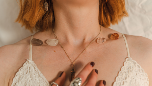 Reconnectez-vous à votre Féminin Sacré : Histoire, Science et spiritualité pour Retrouver  Confiance, Équilibre et Sérénité