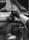 professionnels automobile en action dans ateliers et garages