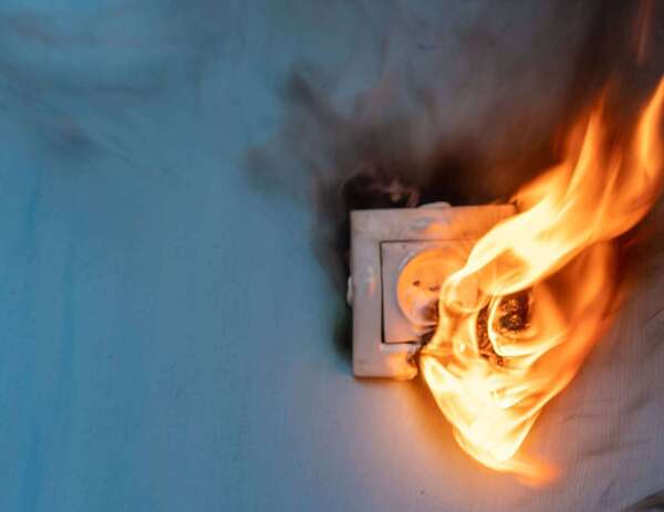 Prises qui chauffent ou odeur de brûlé : les signes d’un danger électrique (Paris / Île-de-France) 