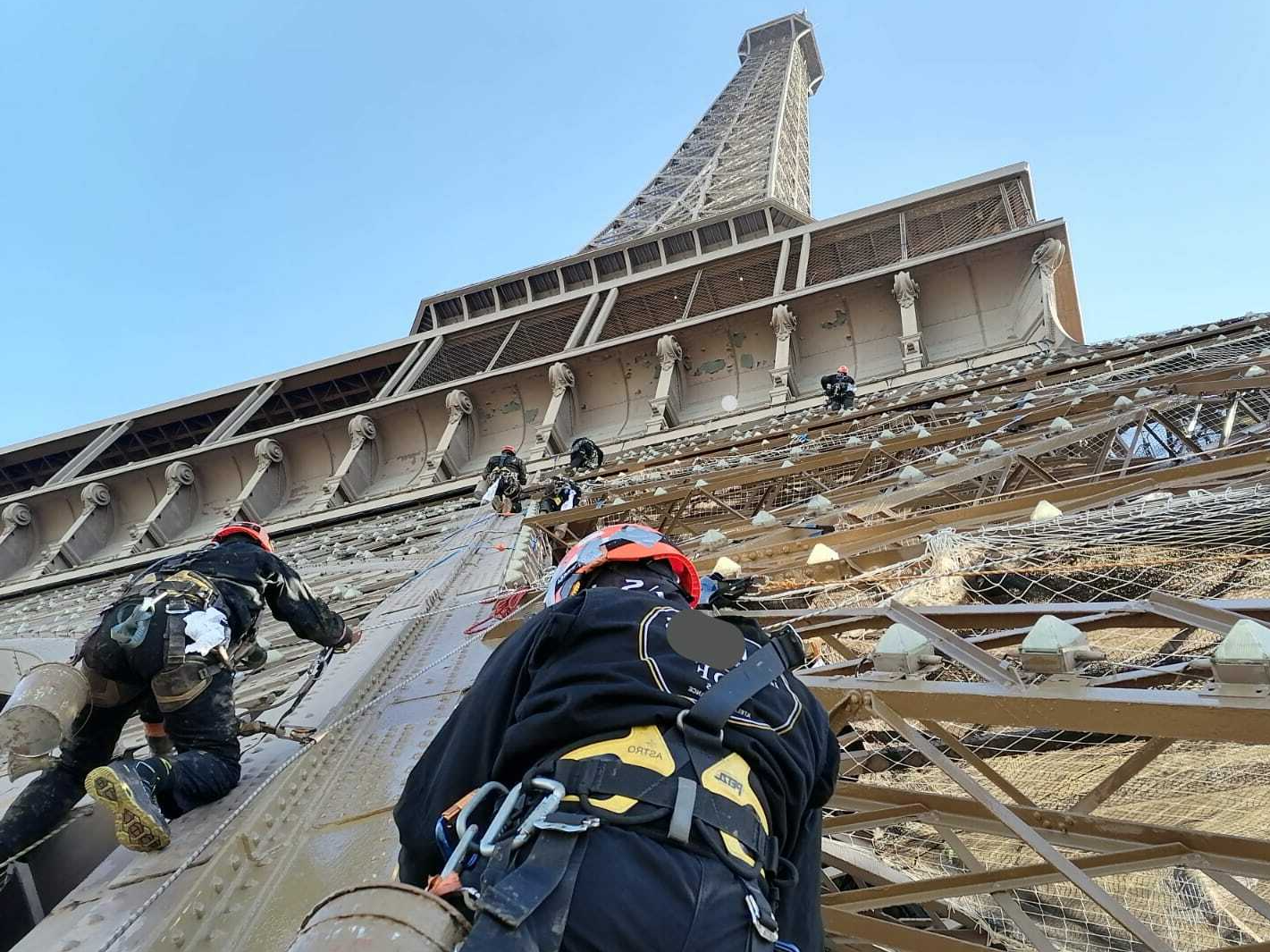 equipe cordiste de monnaie france sur la tour eiffel