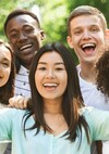 Jeunes adultes souriants en extérieur symbolisant suivi adapté