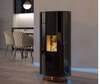 Installateur positionnant radiateur blanc pour projet de chauffage