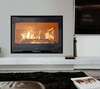 Insert à bois moderne avec flammes et décor minimaliste