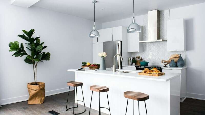 Maison avec éclairage extérieur soulignant la cour pavée
