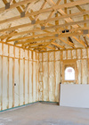 Personne en protection installant isolation combles jaune orangé
