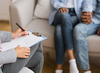 Professionnels supervisent et échangent dans une situation complexe