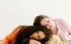 personne solitaire contemplant un couple heureux