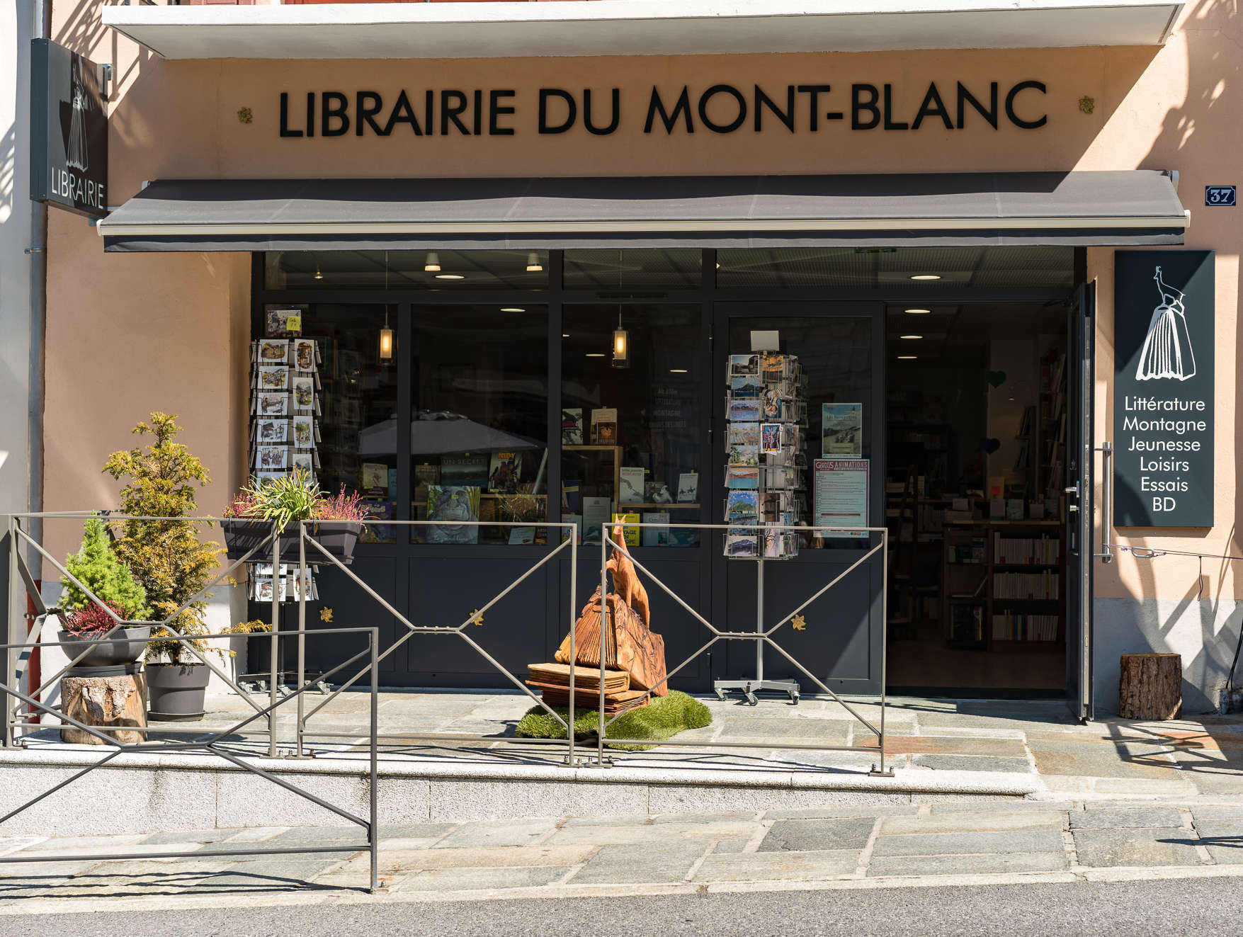 Librairie du Mont Blanc à 37 Av. du Mont d'Arbois, 74170 Saint-Gervais-les-Bains, France
