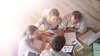 moyens pédagogiques en action dans une salle de classe moderne