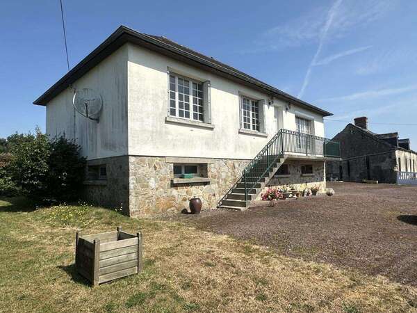Ensemble immobilier : Pavillon sur sous-sol + maison à rénover + dépendances - TURQUEVILLE