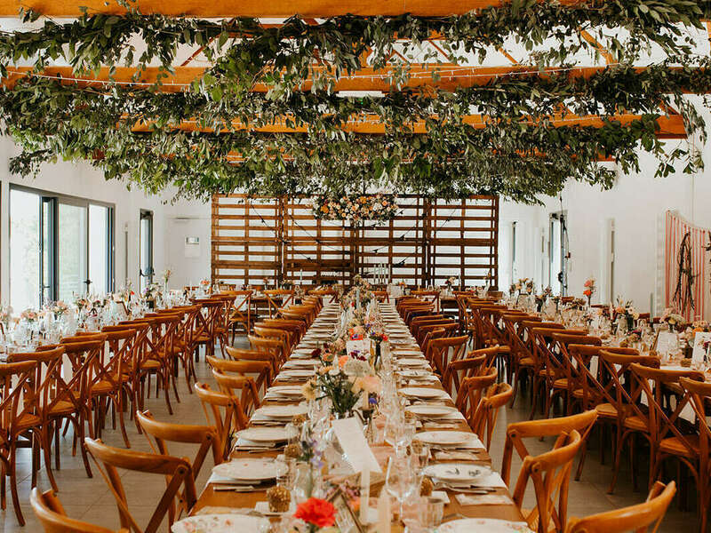 8__-_salle_de_reception_tables_bois