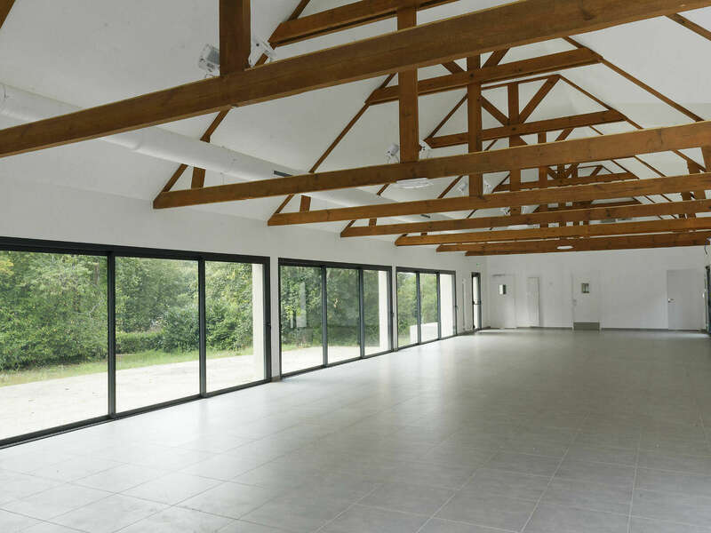 1_-_salle_de_reception_interieur_vide