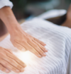 mains posées sur des chakras pour une séance de reiki