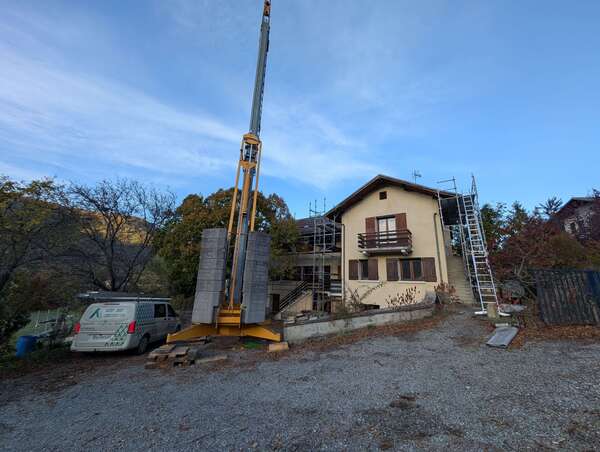 Chantier d'Automne complet à Guillestre : Rénovation Totale et Construction Paille en Vue