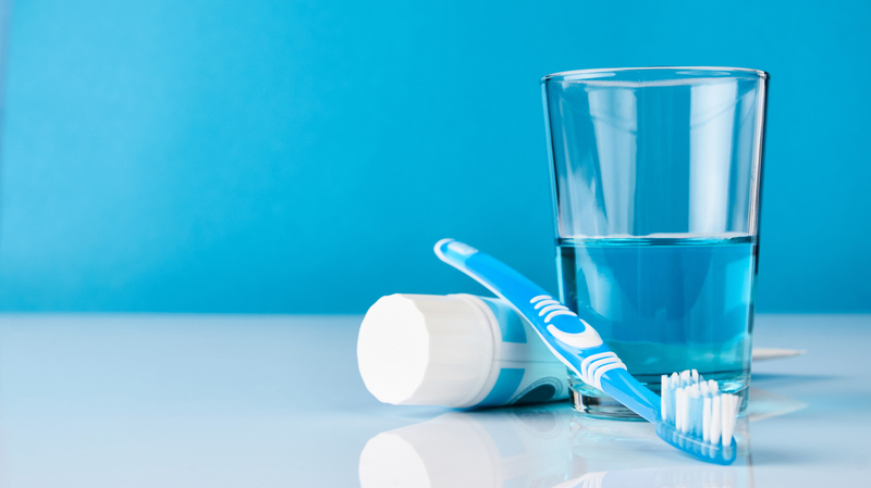 Brosse à dents, dentifrice et verre d'eau