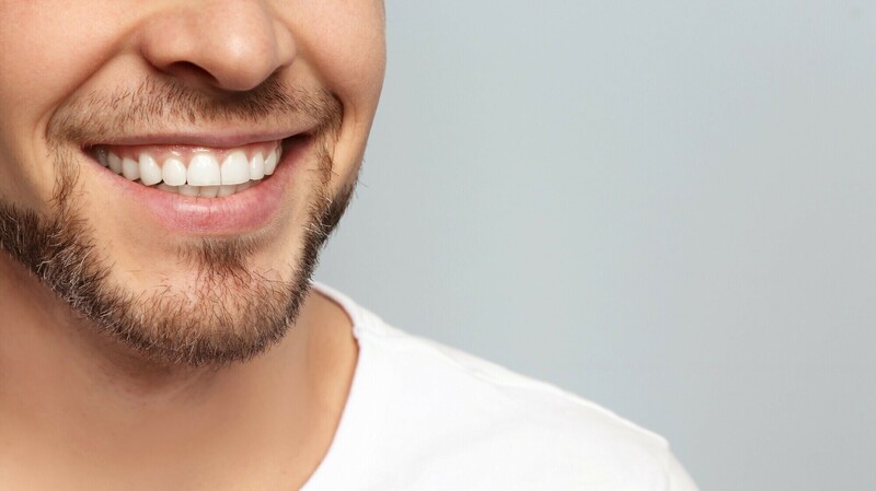 Sourire d'un homme, dents visibles