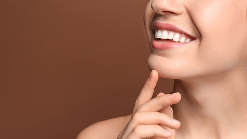 Sourire d'une femme, dents visibles