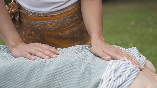 Comment le toucher biodynamique contribue-t-il au processus de régénération du receveur ?