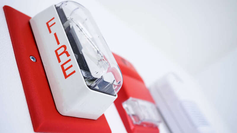 technicien installant alarme maison