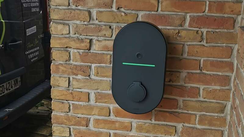 borne de recharge en cours d'installation par un professionnel