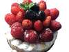 fruits rouges frais et colorés dans un panier en osier